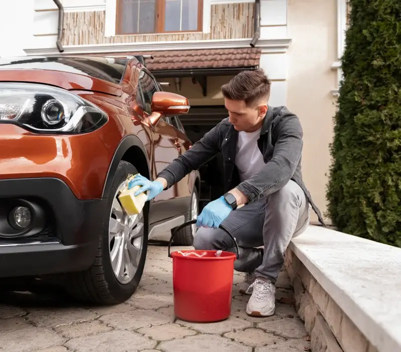 Lavage auto à domicile Flavigny-sur-Moselle : professionnel intervenant sur un véhicule